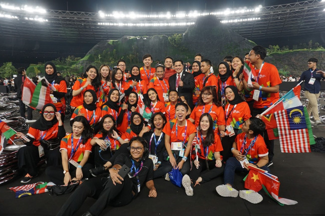 Erick Thohir berada di tengah-tengah atlet. (instagram erickthohir)